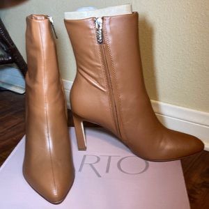 NWOTs Sarto faux leather ankle boots, size 7
